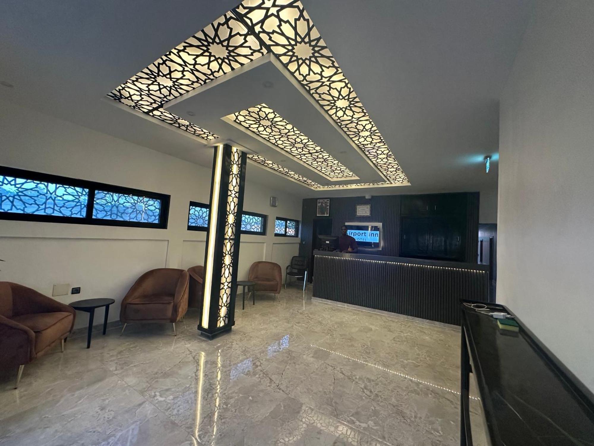 Airport Inn Hotel Λομέ Εξωτερικό φωτογραφία