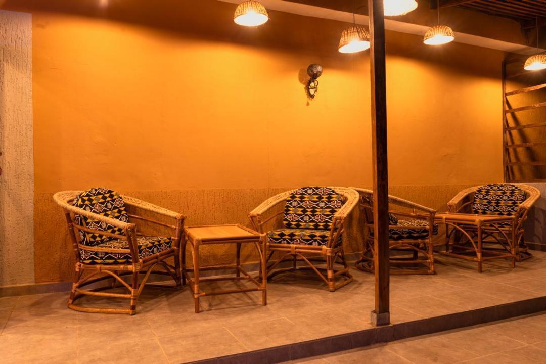 Airport Inn Hotel Λομέ Εξωτερικό φωτογραφία