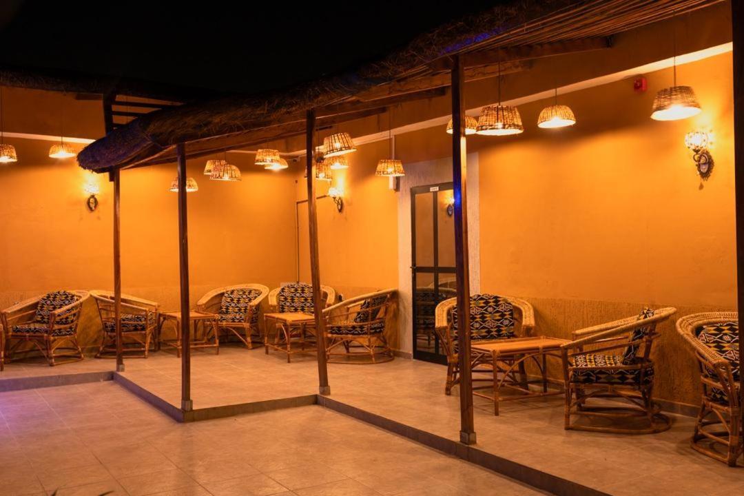 Airport Inn Hotel Λομέ Εξωτερικό φωτογραφία