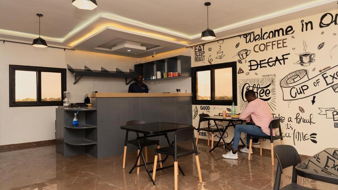 Airport Inn Hotel Λομέ Εξωτερικό φωτογραφία