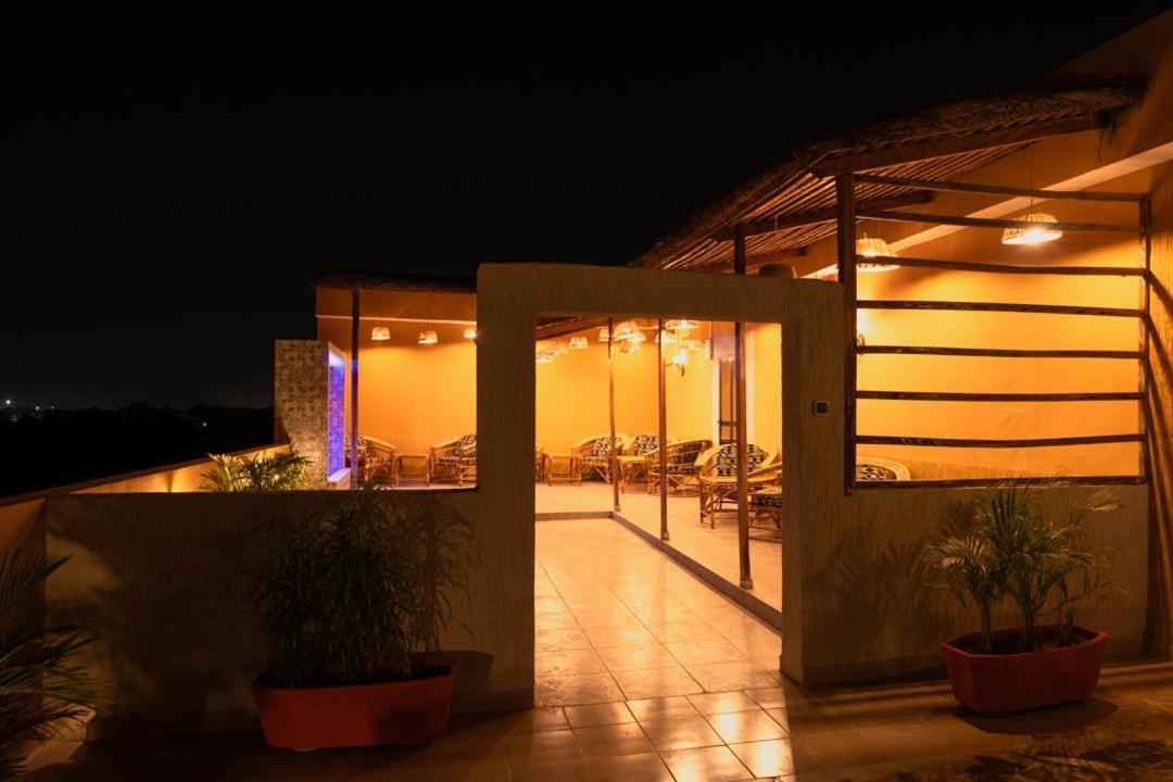 Airport Inn Hotel Λομέ Εξωτερικό φωτογραφία