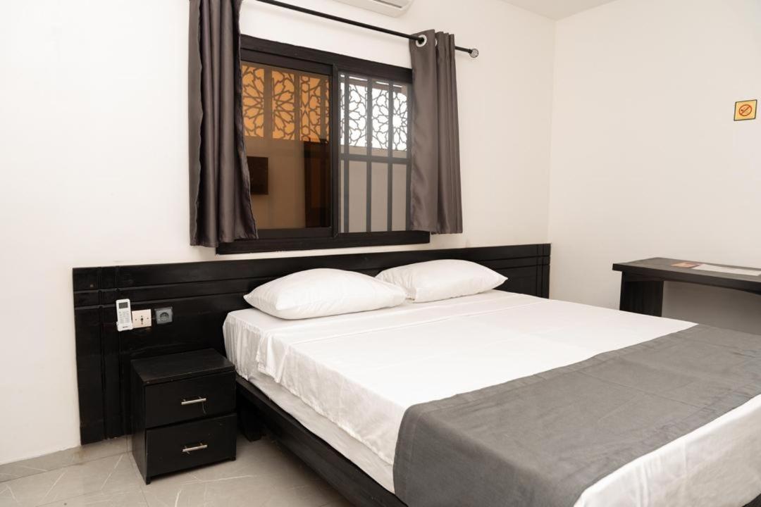 Airport Inn Hotel Λομέ Εξωτερικό φωτογραφία